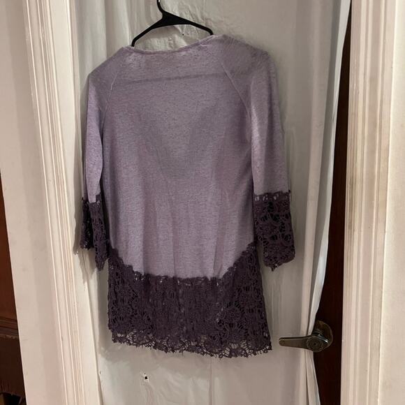 Gimmicks by bke purple lace trimmed v neck top size s - Picture 6 of 7